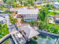 Waterfront oasis with private heated & screened pool, dock w/boat lift. 3BR/2BA Hotels in Apollo Beach