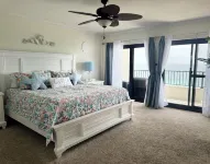 Beachfront Oasis! 2BR,2BA with Private Beach Access and free upfront parking.