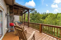 Luxury Condo w/ Mountain View, Full Kitchen, W&D, Garage and No Steps to get in!