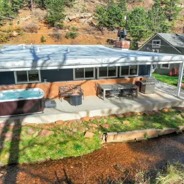 Creekside Pack Cabin with 360° Mountain Views
