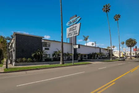 Sunset West Hotel, SureStay Collection by Best Western Отели рядом с достопримечательностью «Macy's 4th of July Fireworks»