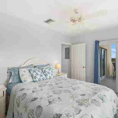 Newly Renovated Penthouse: Peace, Love, and the Beach Await YouBest View NWP Rooms