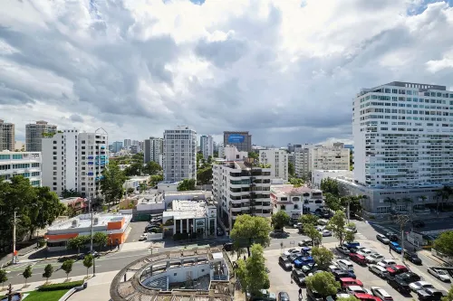 Walk to Beach & Restaurants 1Br w/City Views