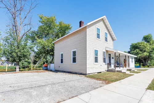 Riverfront Dock and Hot Tub - Stunning Modern Retreat