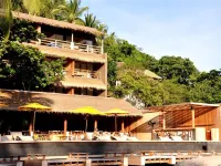 Beach Club by Haadtien