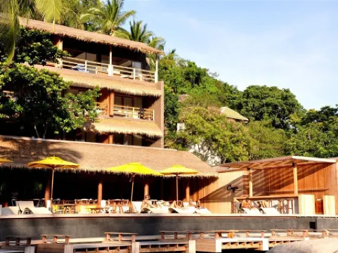 Beach Club by Haadtien