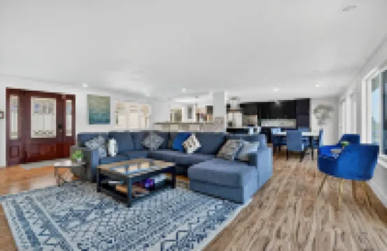 放鬆的海岸逃逸，帶海景的五卧室住宅