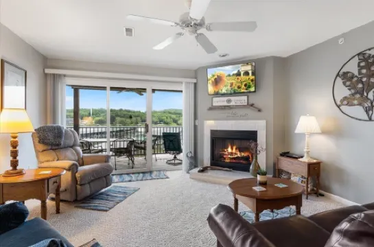 靠湖公寓，帶兩個加熱泳池、船坡道和泊位，靠近高爾夫球場和公園 沃倫酒店