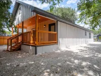 Comfy and Happy Stays Near Riverwalk and Downtown Hotels near Normoyle Park