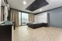 Yangyang Han Play - Motels