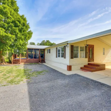Palatka Hideaway w/ Fireplace & Private Porch
