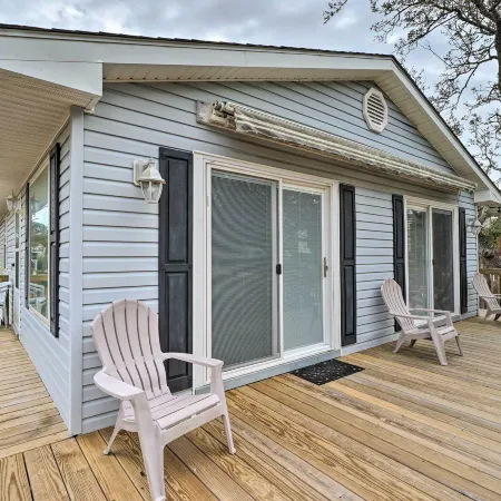 Cozy Oak Island House < 1 Mi to Beaches!