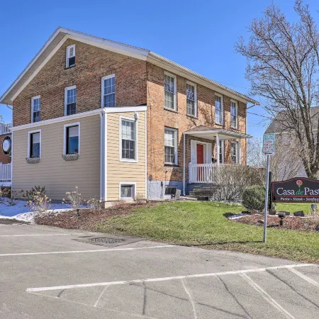Downtown Canandaigua Apt 1 Mi to Lake and Pier!