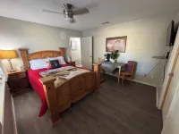 Private Country Home on 4 Acres, Open Space, Pool, Hot Tub, Gameroom, Pond