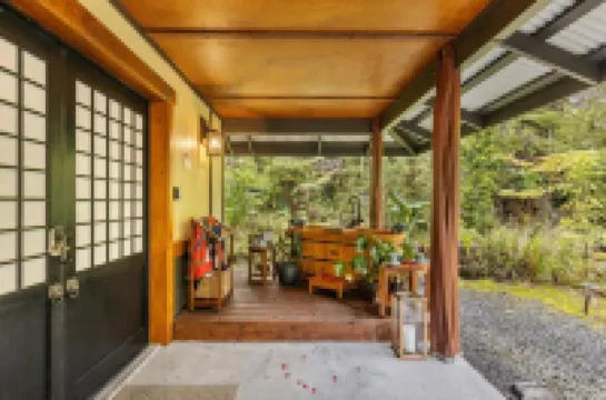 Volcano Tea House Cottage - Spa Bath, Hot Tub, and Fireplace with Japanese Decor