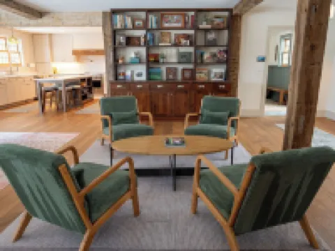 52-acre Berkshires Farmhouse Fire Pit, Outdoor Dining + Trails Copper Kettle Farm by Avantstay 設菲爾德酒店