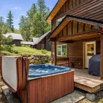 Just Plain Getaway 3 Bedroom Home by NW Comfy Cabins by RedAwning