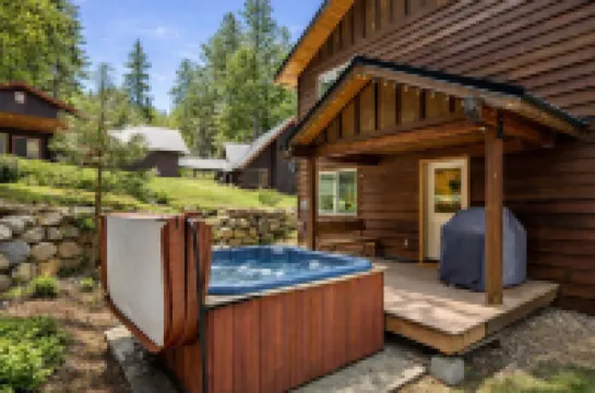 Just Plain Getaway 3 Bedroom Home by NW Comfy Cabins by RedAwning