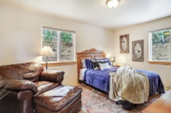 Mountainside Chalet with Views! Private 2 Acres. 4Beds, 3 Baths 2 Master Suites.