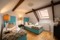 Bamburgh - Sleeps 8 - Dogs Stay Free - Enclosed Garden - Off Road Parking Hôtels à : 