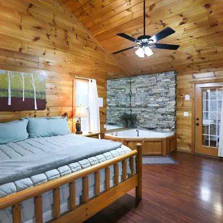 Helen Mountaintop Couples Retreat~Hot Tub~Sauna~King Bed~Pool Table