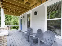Charming 3BR w Balconies Walk to Flat Rock Playhouse Hotéis em Flat Rock