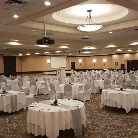 Canad Inns Destination Centre Club Regent Casino Hotel Отели рядом с достопримечательностью «Стадион «Шо Парк»»