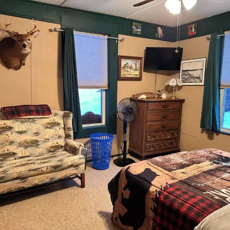 Doc's Lake house 1st floor, 2 bedroom apartment Отели в г. Аддисон