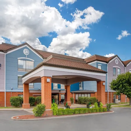 Comfort Inn & Suites Saint Louis Lafayette Square Отели рядом с достопримечательностью «Железнодорожный вокзал Юнион-Стейшн»