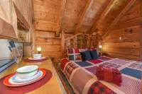 Cute Studio Cabin! Views! Private. Hot Tub. Relax!