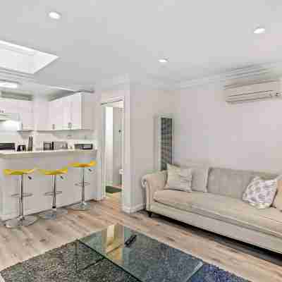 Beverly Hills Home • Guest House & Hot Tub Others