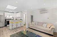 Beverly Hills Home • Guest House & Hot Tub - Homestays