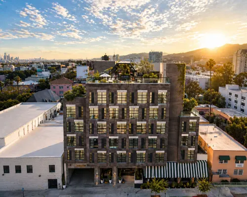 Whisky Hotel Hotels near بيفرلي سنتر