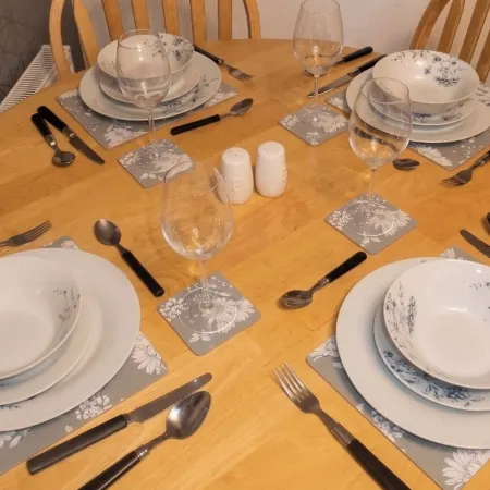 2 Bed House - Sleeps 4 - Parking - Pets - Garden