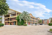 Super 8 by Wyndham Metairie - parking