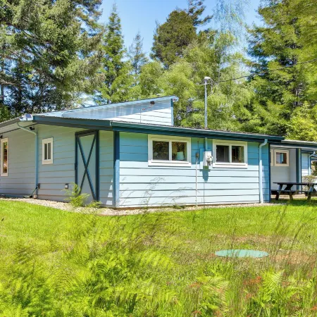 Hike to the Coast! Log Cabin on 5 Acres in Bandon