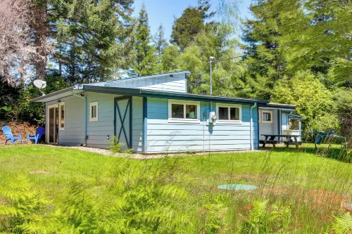Hike to the Coast! Log Cabin on 5 Acres in Bandon