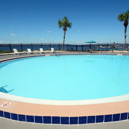 Quality Inn & Suites Gulf Breeze Bayside Near Pensacola Beach