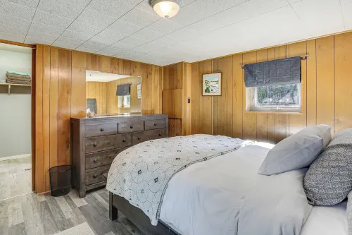 Woodsy Cabin Retreat ~ 4 Mi to Crescent Lake! - chambre d’hôtes