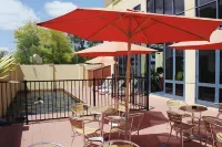 Ventura Inn & Suites Hamilton - Rooftop Pools