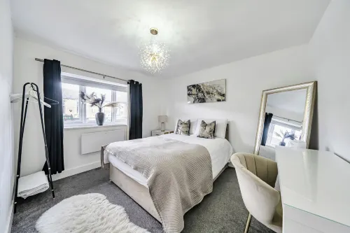 2 Bed Apartment Sleeps 3 -Smart Tv -Private Garden - parking