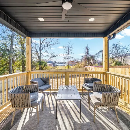 Main Street Manor - Spacious Home Near Dining