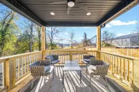 Main Street Manor - Spacious Home Near Dining - 4-Star