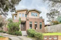 Melbourne Luxury Villa at Doncaster - parking