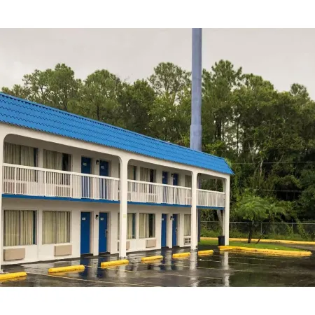Motel 6 Daytona Beach, FL - Speedway Отели рядом с достопримечательностью «Аттракцион Daytona 500 Experience»
