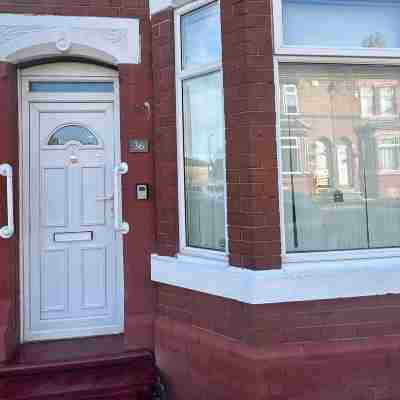 4 Bed House - Sleeps 10 - Garden - Parking - Wifi Hotel Exterior
