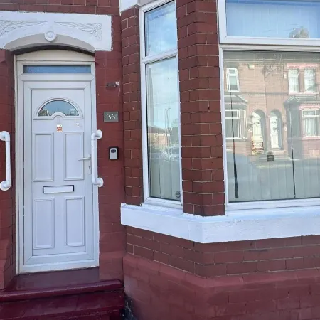 4 Bed House - Sleeps 10 - Garden - Parking - Wifi