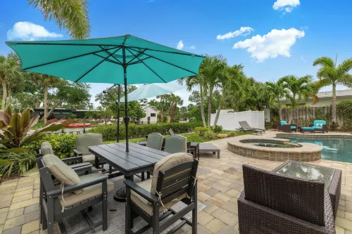 Luxe 3BR Siesta Key Home Pool - parking