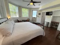 Private studio/parking in historic mansion, close to forsyth park, dogs welcome - บังกะโล