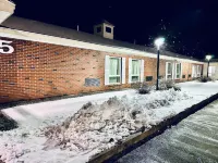 Ivey's Motor Lodge - parking